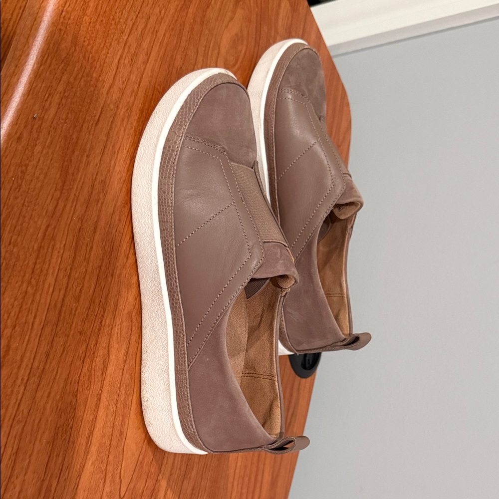 Vionic Women’s mauve Slip-On sneakers